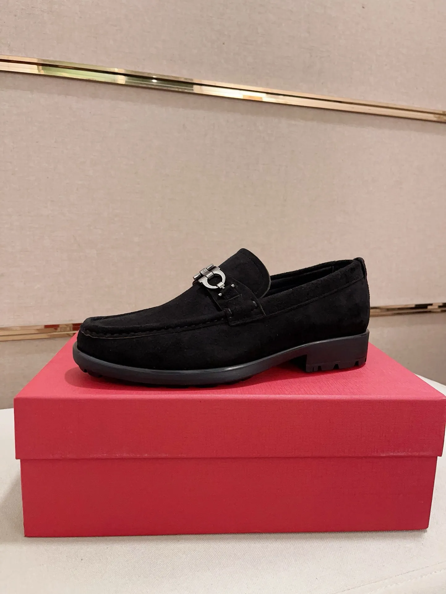 Men's shoes💰: 560💰 High version Ferragamo quality! 🆕🆕Exclusive hot-selling products in stock🔥🔥New products on the shelves, high-quality shoes, high-end driving shoes, with complete packaging! 💪 💪 Material: imported patented cowhide 🐂 + imported high-quality water-dyed cowhide lining + wear-resistant outsole 👍🏻👍🏻 Features: high-end and comfortable, purely handmade 🚀 🚀 Create the perfect shoes that suit you best 🔥 🔥 Size: (38-44) Can be customized 45 non-returnable!